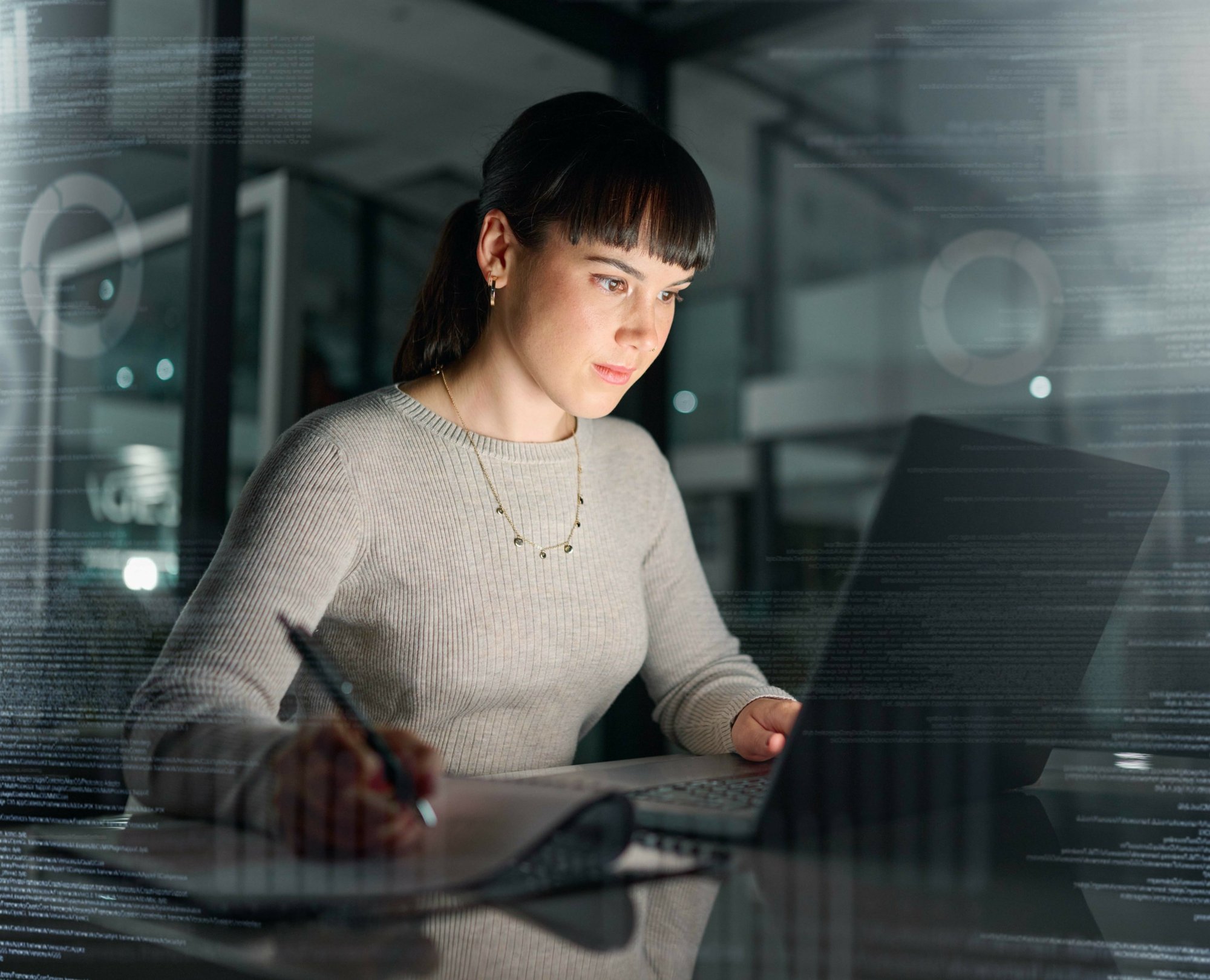 computadora-portatil-de-mujer-de-negocios-y-analisis-de-escritura-por-la-noche-para-planificar-documentos-o-investigacion-en-linea-en-la-oficina-empleada-con-computadora-en-estrategia-de-analisis-o-plan-de- computadora-portatil-de-mujer-de-negocios-y-analisis-de-escritura-por-la-noche-para-planificar-documentos-o-investigacion-en-linea-en-la-oficina-empleada-con-computadora-en-estrategia-de-analisis-o-plan-de-