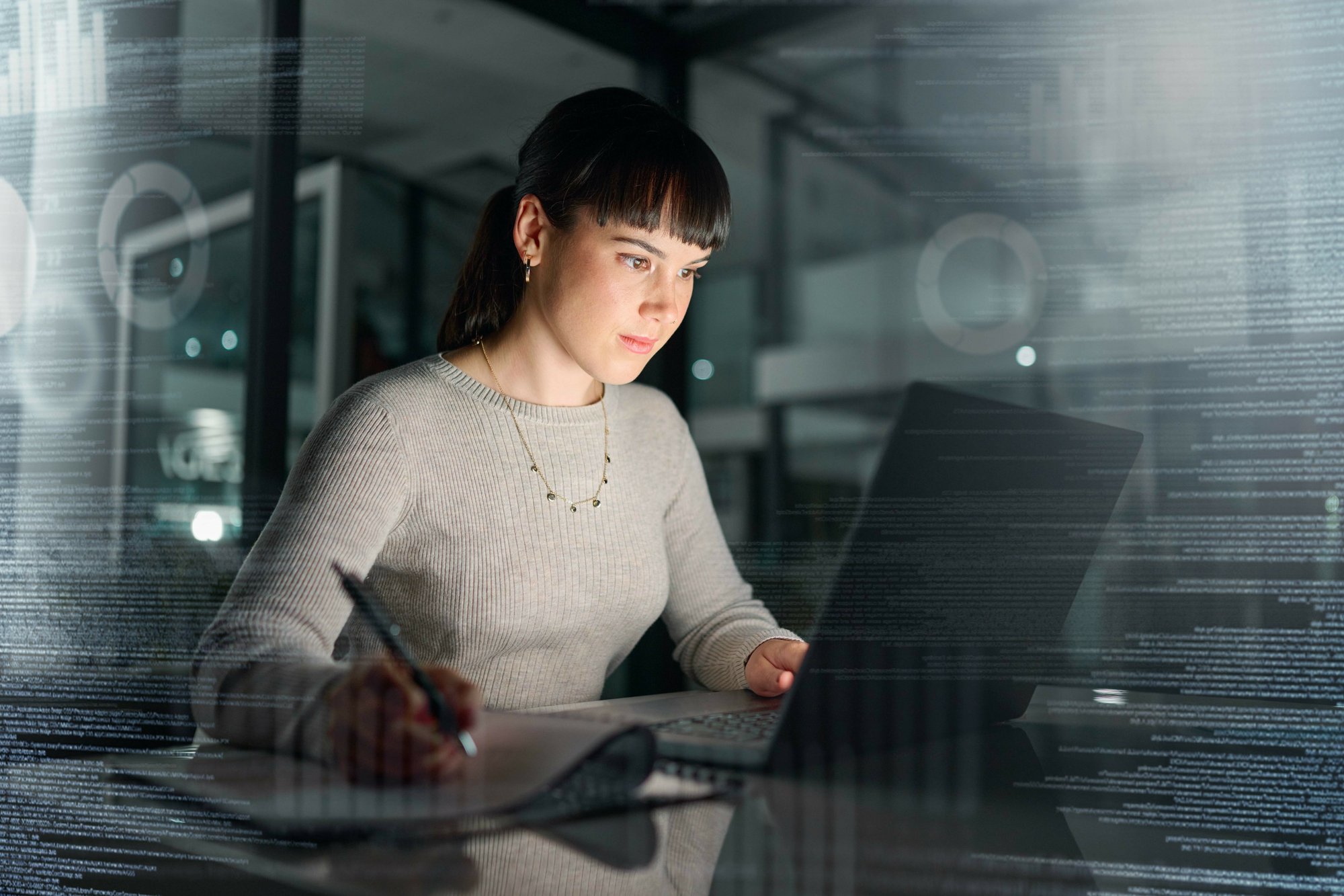 computadora-portatil-de-mujer-de-negocios-y-analisis-de-escritura-por-la-noche-para-planificar-documentos-o-investigacion-en-linea-en-la-oficina-empleada-con-computadora-en-estrategia-de-analisis-o-plan-de- computadora-portatil-de-mujer-de-negocios-y-analisis-de-escritura-por-la-noche-para-planificar-documentos-o-investigacion-en-linea-en-la-oficina-empleada-con-computadora-en-estrategia-de-analisis-o-plan-de-