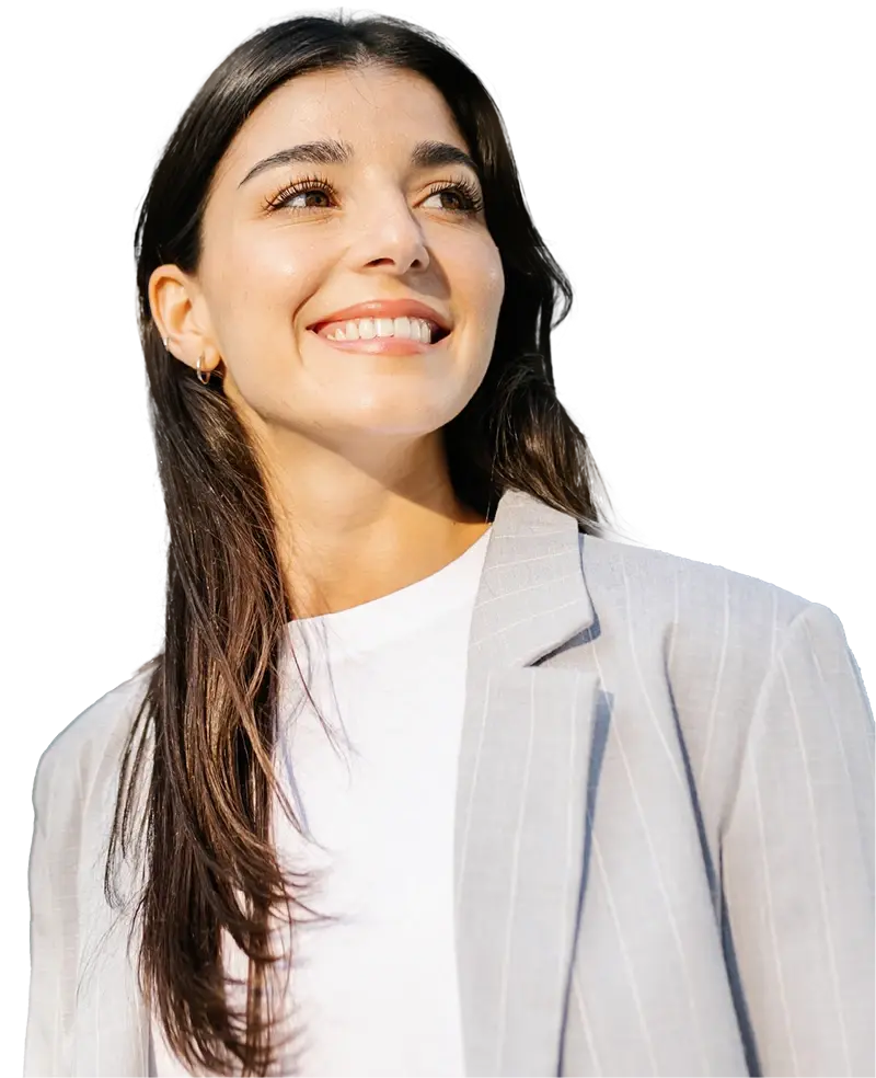 mujer estudiante con traje sonriente